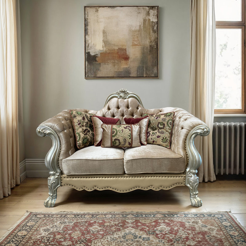 Causeuse capitonnée à volutes florales avec 5 coussins, velours os et patine dorée