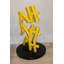 Statue en résine jaune pastel sur base en métal noir 20 "x 20" x H 31 "Collection Nifao