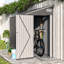 Remise de rangement imperméable en métal gris foncé de 4 * 8 pi avec une capacité de charge élevée, une porte latérale à charnière simple, une ventilation et un espace flexible pour les structures commerciales, la structure stable, la résistance aux fenêtres,