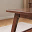 Table basse rectangulaire en hévéa massif avec tablette de rangement inférieure, style moderne du milieu du siècle, pieds inclinés, couleur noyer brun