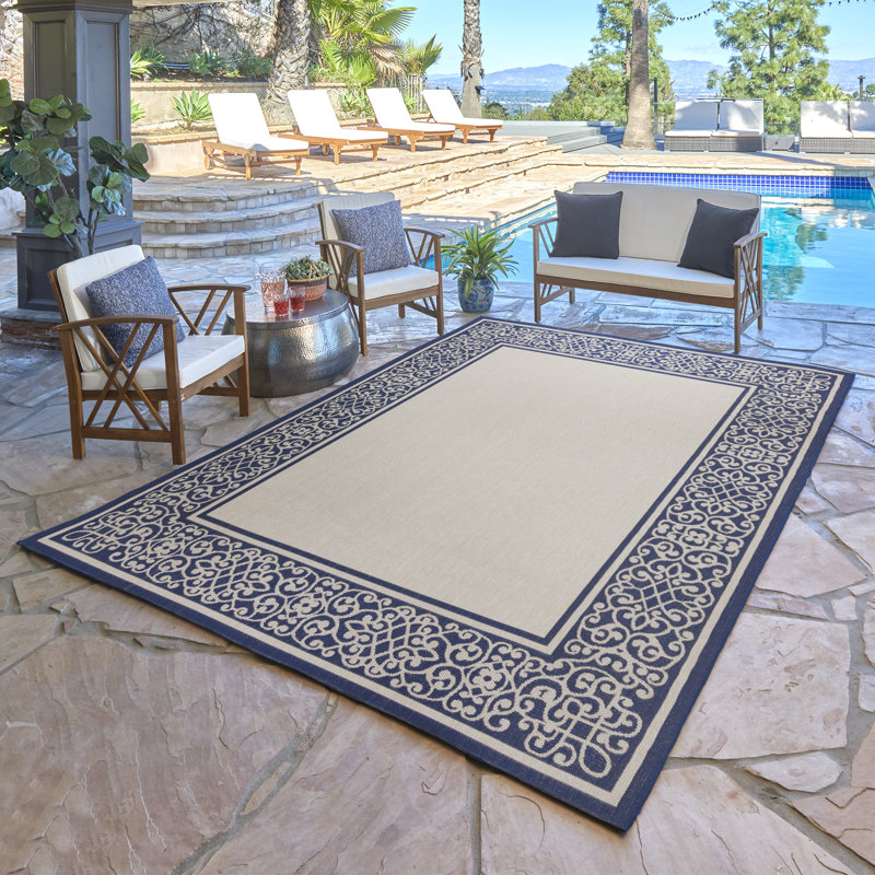 Tapis d'intérieur / extérieur en polypropylène tissé à plat à bordure à volutes crème bleu marine beige Solterra Guilhermino