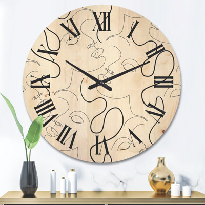 Horloge murale en bois monochrome