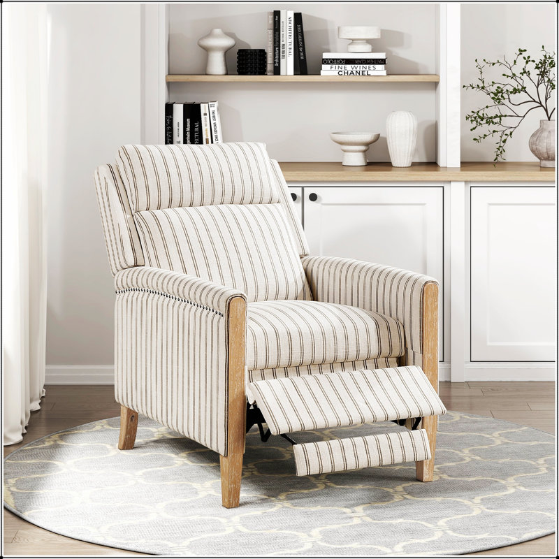 Chaise inclinable classique de style campagnard avec cadre en bois massif et revêtement en tissu rayé blanc-gris pour une assise confortable