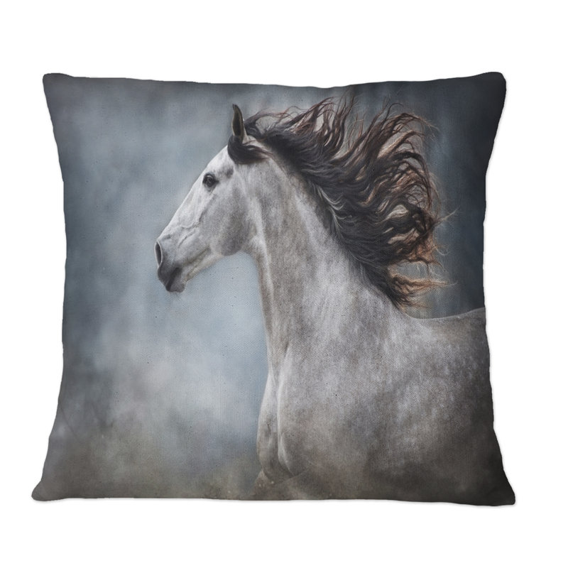Portrait d'un cheval blanc galopant II - Coussin décoratif à imprimé traditionnel, 16 po x 16 po