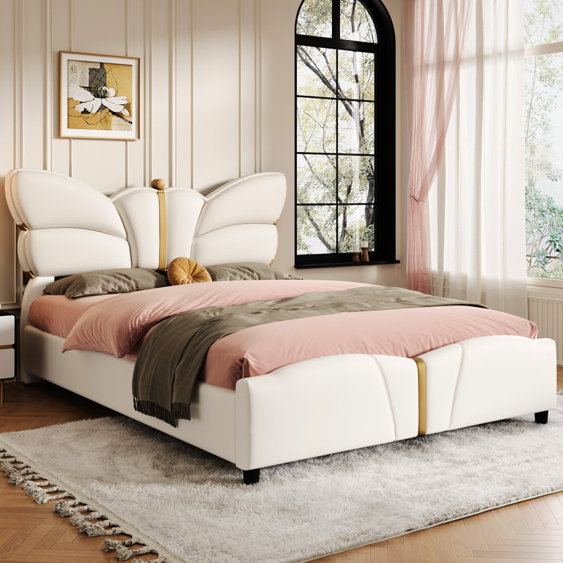 Structure de grand lit en tissu d'ameublement en cuir PU beige, tête de lit papillon et décorations en métal doré, bois massif, sans sommier, installation rapide