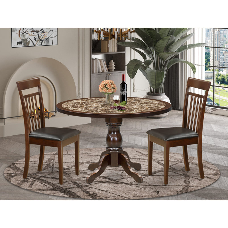 L'ensemble de salle à manger 3 pièces Mid-Century comprend une table avec un plateau de table en marbre de sable ondulé et 2 chaises en similicuir acajou, acajou