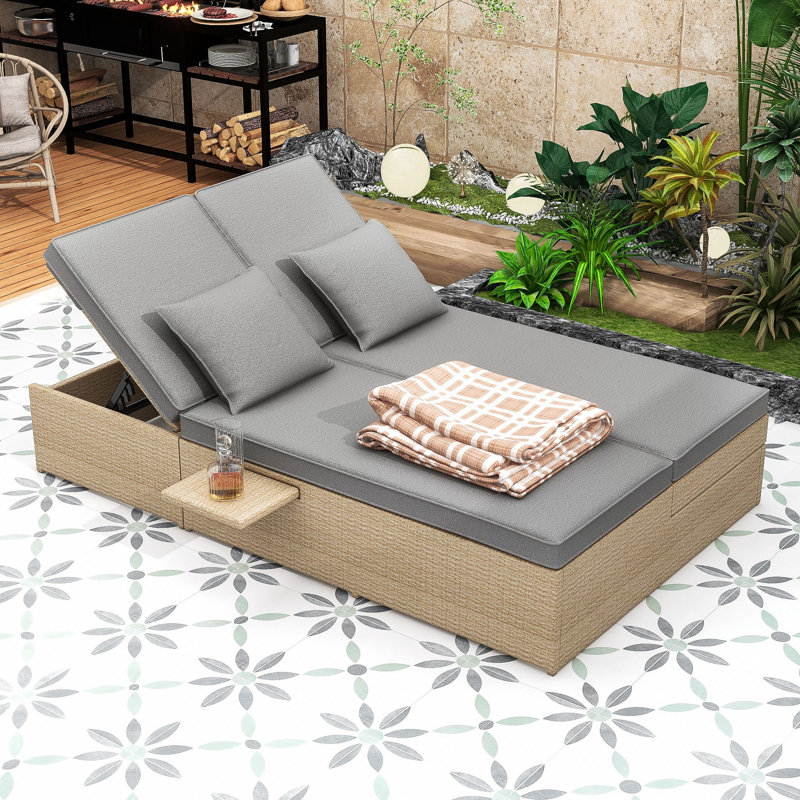 Deux chaises longues inclinables en osier rotin avec dossiers réglables et plateaux latéraux pratiques, Gris clair, Brun