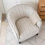Fauteuil demi-tonneau rembourré à rayures