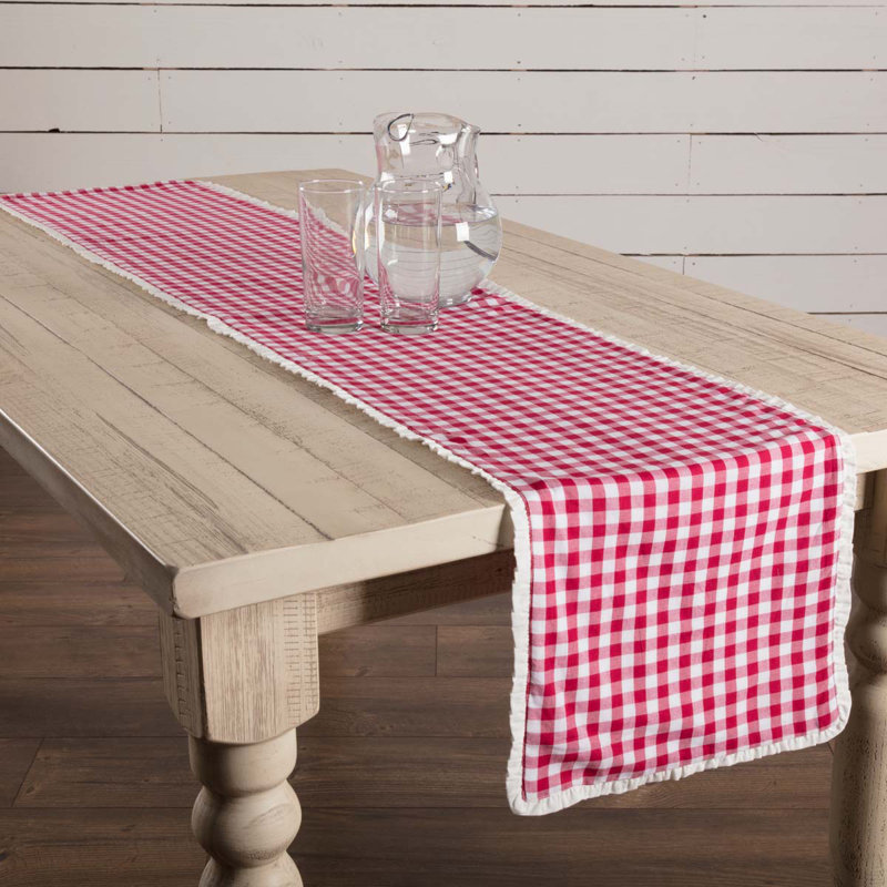 Chemin de table Festive Finds Gingham, l 13 po x L 36 po, Rouge