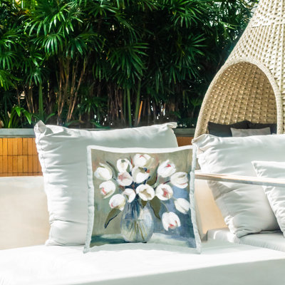 Coussin blanc d'extérieur imprimé tulipe blanc par Charity Henderson