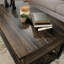 Table basse à plateau relevable, finition brune