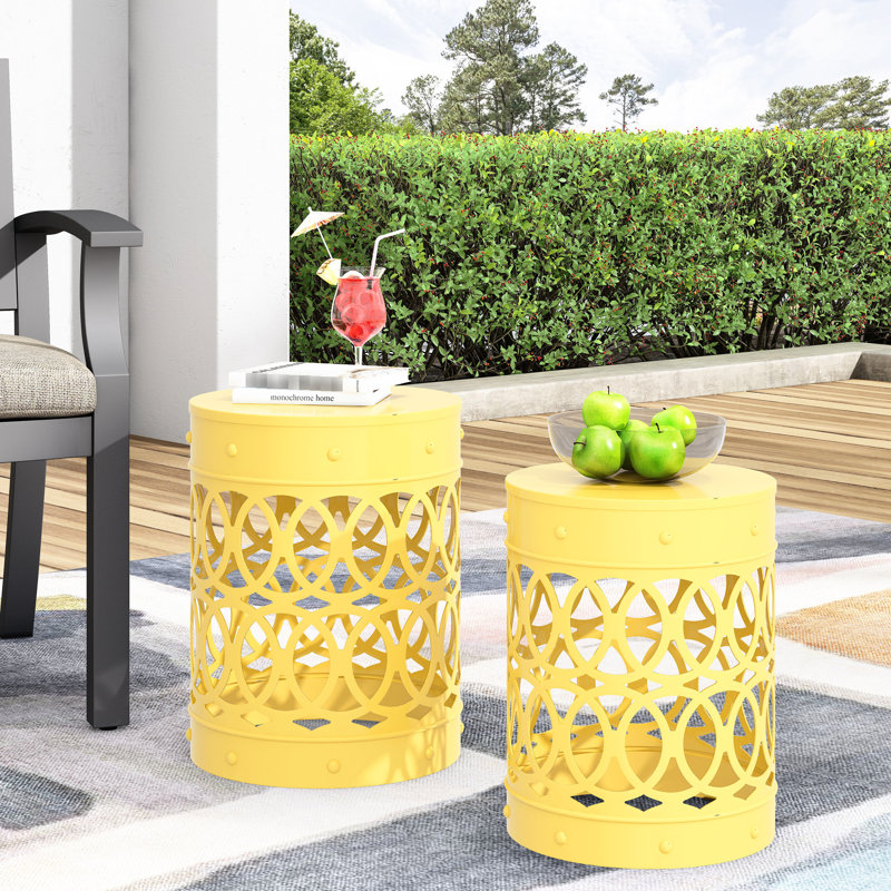 Tables de bout d'extérieur modernes en métal jaune, motif en fer, thermolaqué, sans assemblage, l 14,11 po x P 14,11 po, H 17,84 po x l 12,00 po x P 12,00 po, H / S, 2 tables jaunes, aspect minimaliste, robustesse