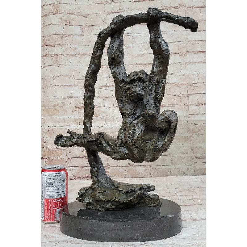 Sculpture en bronze «Playful Chimpanzee Swing on Bar» par C. Williams | Œuvre originale signée