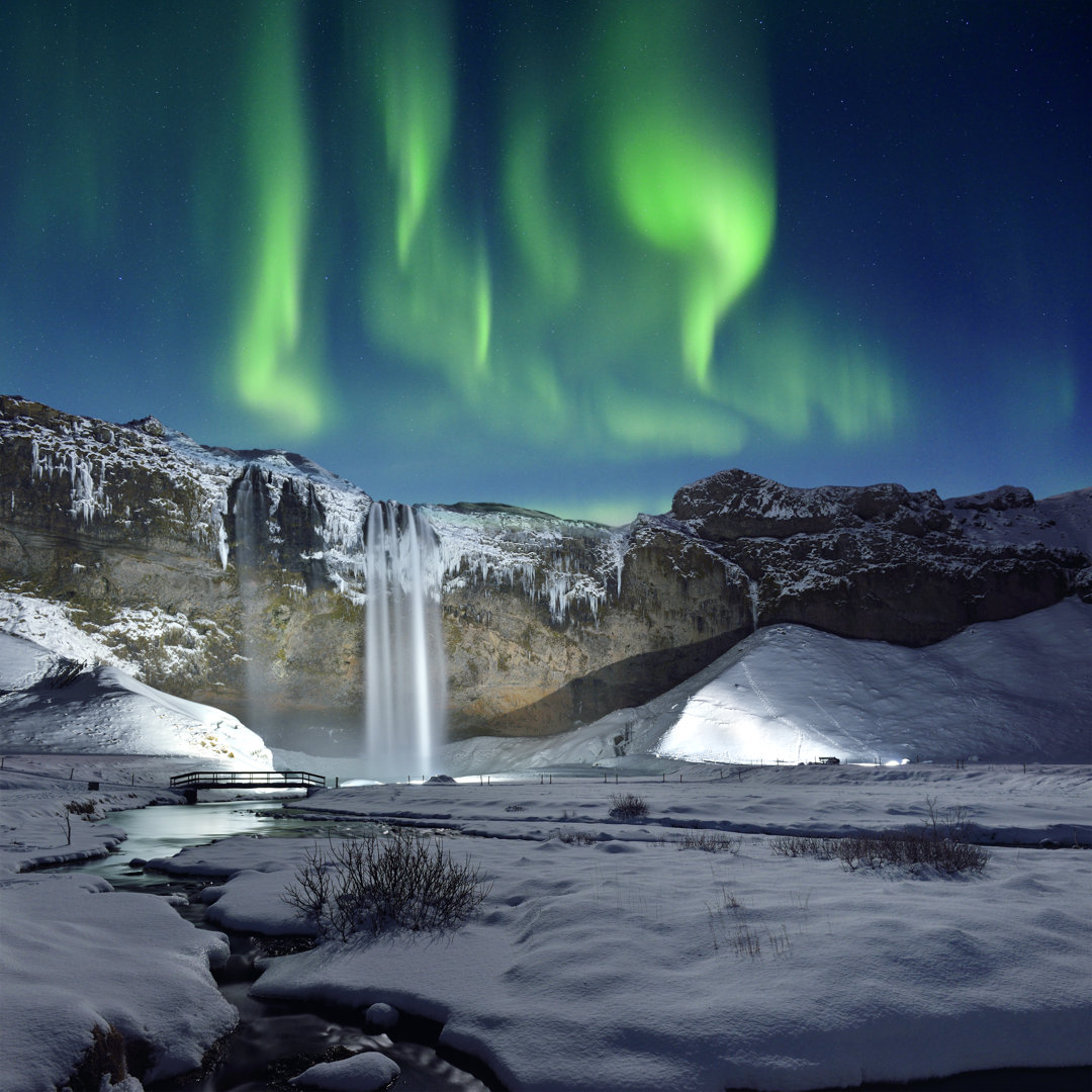 Skogafoss Wasserfall und grünes Polarlicht