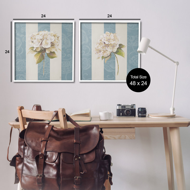 «Hydrangeas on Blue Strips», ensemble de 2 giclées par Patricia Pinto, Giclée encadrée blanc bord de mer, H 24 po x l 24 po