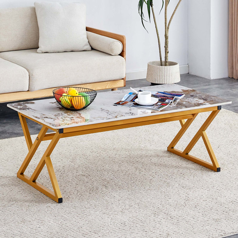 La table basse est fabriquée en dalle de roche, avec un motif de marbre lisse sur la surface, Doré