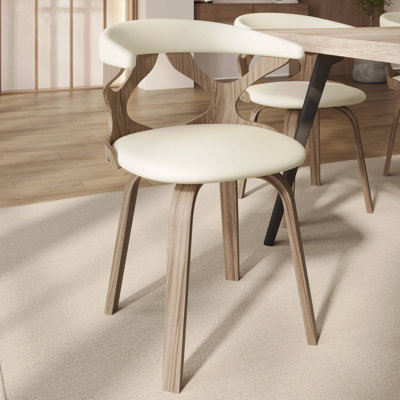 Chaise de salle à manger en bois Howzell revêtue de cuir avec structure en bois de peuplier teint et dossier ouvert