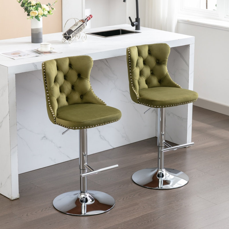 Tabourets de bar pivotants en velours avec hauteur d'assise réglable et dossier capitonné, parfaits pour un pub, une cuisine ou un îlot central.