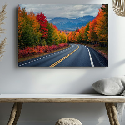Toile, une route sinueuse qui se déploie à travers un paysage d'automne bordé par Trees Ablaze
