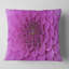 Grande fleur mauve et pétales - coussin à imprimé floral-30722176-30722180
