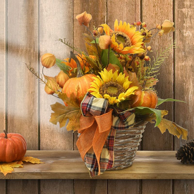 Arrangement floral dans un panier