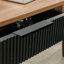 Bureau en L avec finition brune et accents noirs, avec surface de travail spacieuse, gestion des câbles intégrée et grand espace de rangement pour l'efficacité du bureau à domicile