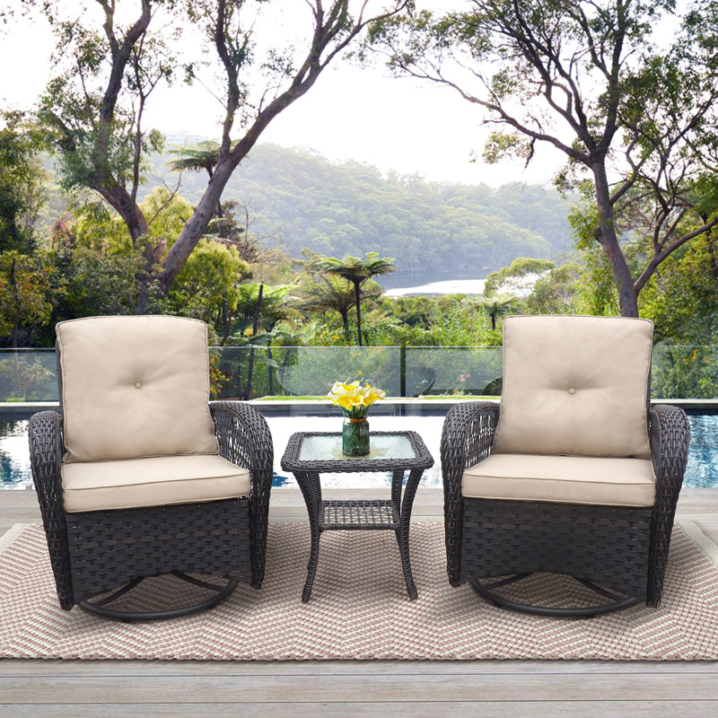 Chaise pivotante d'extérieur en rotin trois pièces avec coussin, Beige