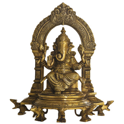 Lord Ganesha assis sur un trône soutenu par cinq Rats avec Aureole ornée