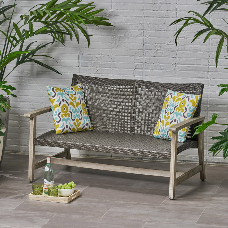 Patio gris avec sièges, structure en bois et accents de fer, extérieur durable en gris, siège tissé, accents de structure pour la longévité