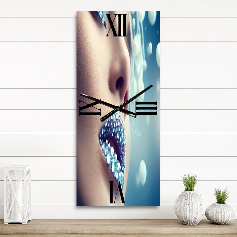 Gros plan de pierres précieuses sur des lèvres de femme - horloge murale moderne, Petit