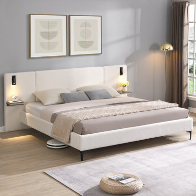 Très grand lit tapissier blanc avec lumières de lecture et tablettes pour le revêtement de la chambre à coucher avec revêtement