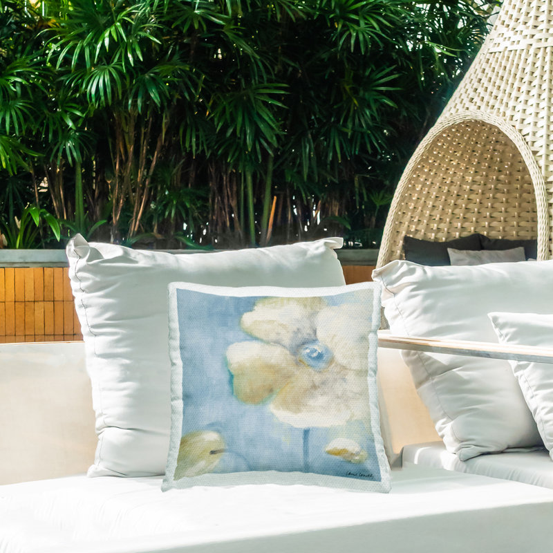 Coussin décoratif blanc imprimé en fleurs sur fond bleu par Lanie Loreth
