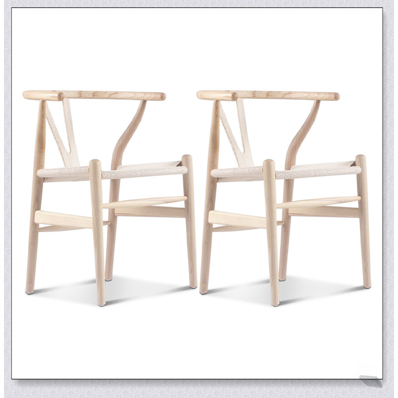 Ensemble de deux chaises triangulaires en bois de frêne massif avec dossier en Y pour le confort et la durabilité, parfait pour les intérieurs modernes et traditionnels.