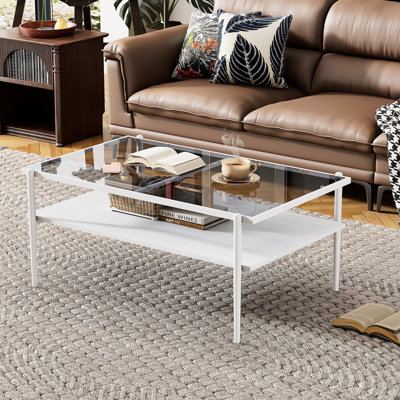 Table basse élégante avec dessus en verre trempé gris et pieds robustes en métal blanc, ajoutant du charme au salon