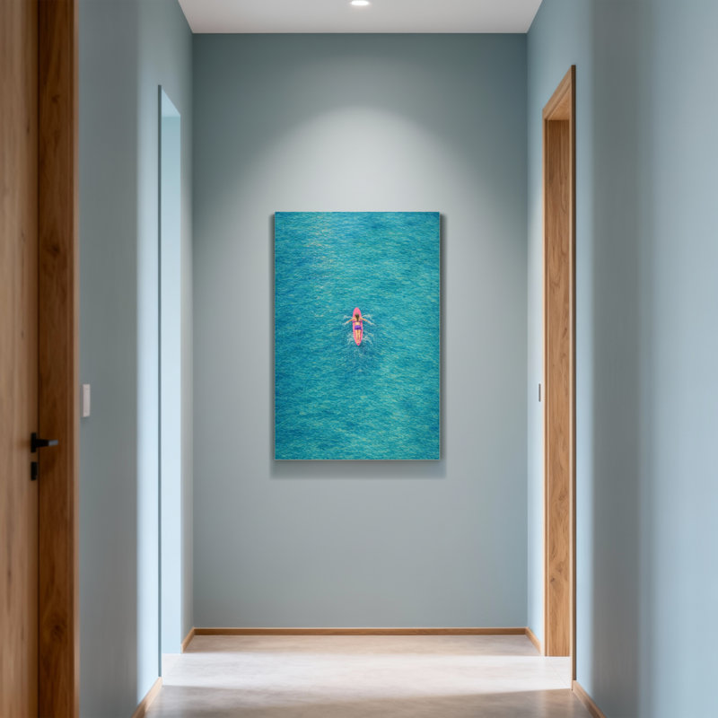 Femme de paysages et de paysages urbains flottant sur un flottant rose dans l'eau de mer, H 30 po x l 20 po