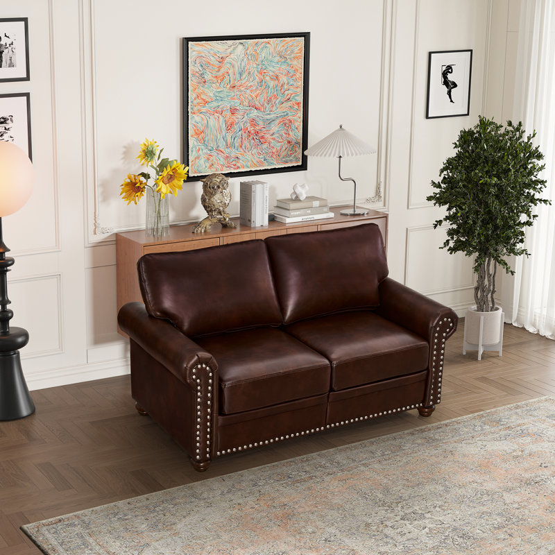 Salon en superbe similicuir bourgogne, fabrication et coussins confortables - couleur des pieds en bois massif brun
