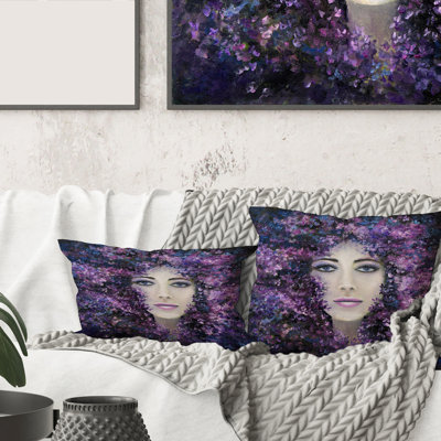 Portrait d'une femme avec housse de coussin carré et insert lavande