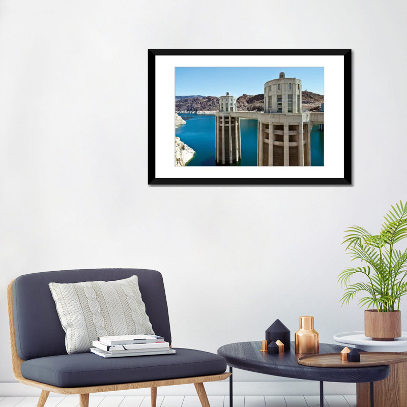 Penstock Towers, Hoover Dam, Nevada, USA par Panoramic Images - Print, H 24 po x l 32 po x P 1 po, Papier d'art encadré noir