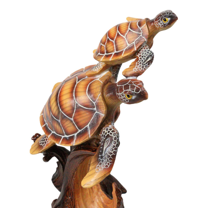 Figurine de tortue marine mère et son petit, aspect bois sculpté.