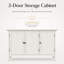 Buffet épaissi à trois portes en bois d'ingénierie au fini gris et blanc, avec des tablettes intérieures réglables - une armoire de rangement et de présentation polyvalente de style bohémien qui convient à n'importe quelle pièce.
