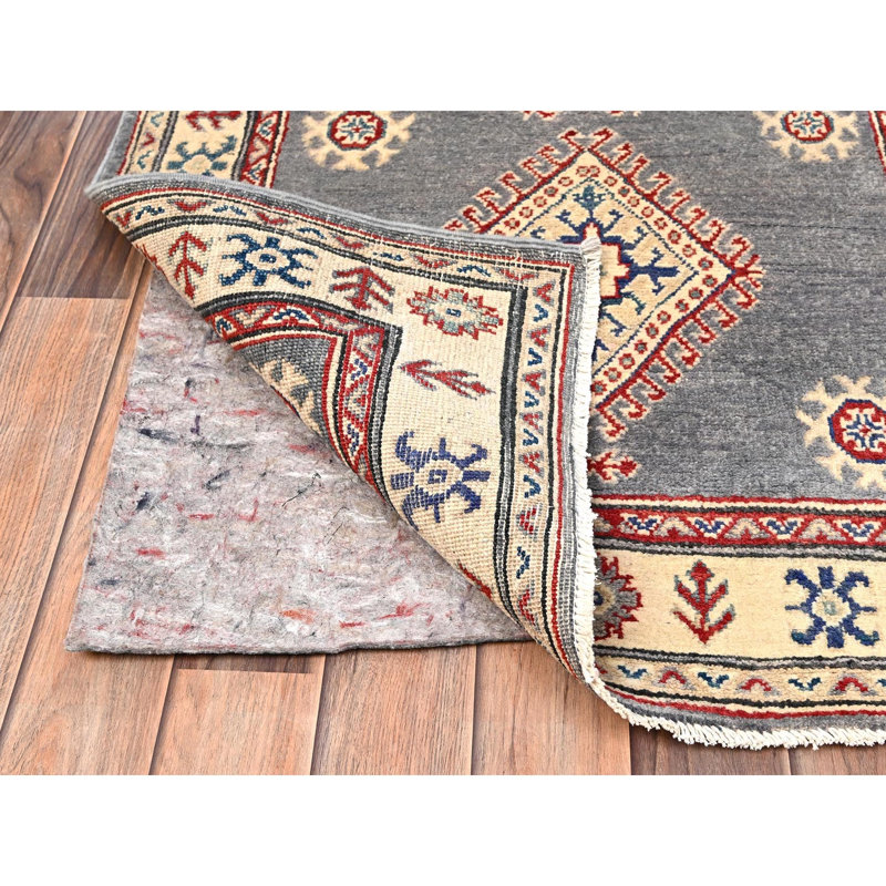 Tapis gris clair 2 pi 10 po x 18 pi 7 po, teinture végétale, tissage plus dense, style Kazak avec médaillons géométriques