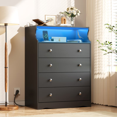 Commode à 4 tiroirs de 38 po de hauteur avec station de charge et lumières DEL pour chambre à coucher Grantville, commode en bois noir foncé avec rangement ouvert, commode de salon, couloir, garde-robe Grantville