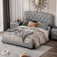 Grand lit plateforme gris avec rivet et tête de lit embelli, revêtu de velours, de contreplaqué et d'une touche de garniture moderne, confortable