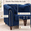 Ensemble de salon bleu marine 3 pièces avec canapé, causeuse et fauteuil capitonnés.-316169620
