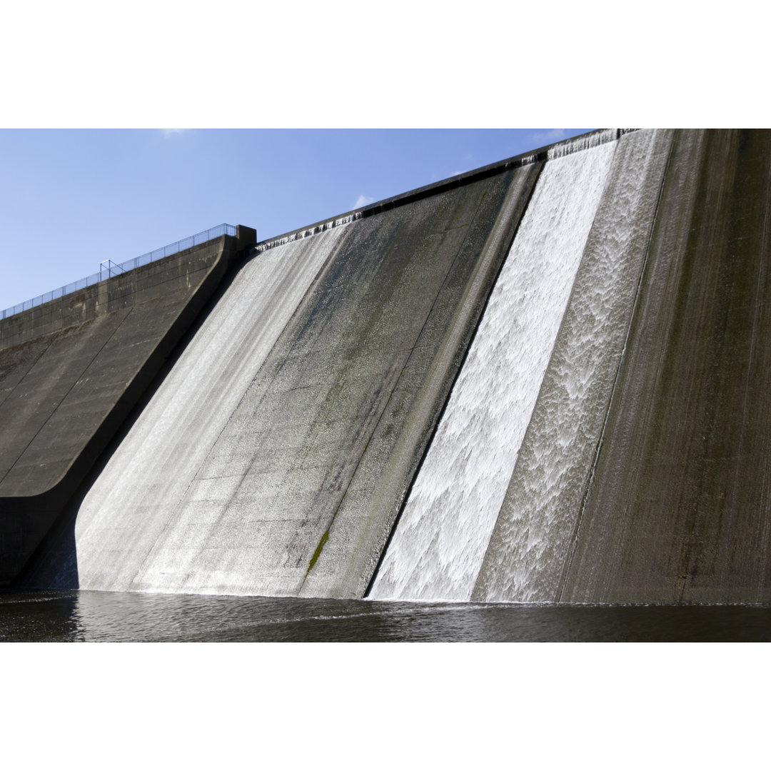 Llys Y Fran Reservoir Dam Overflow von ChrisAt - Druck auf Leinwand ohne Rahmen