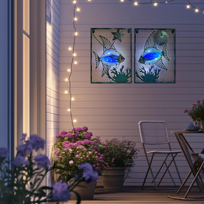 Décoration murale en métal poisson avec cadre - Art mural extérieur, décoration murale avec guirlandes lumineuses à DEL, sculpture murale en verre de poisson pour patio, plage, jardin, cour, piscine, cadeau de maison (2 pièces, bleu)