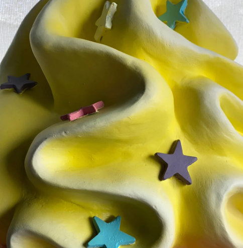 Statue petit gâteau Brookestead avec étoiles surdimensionnées, Jaune / brun / blanc