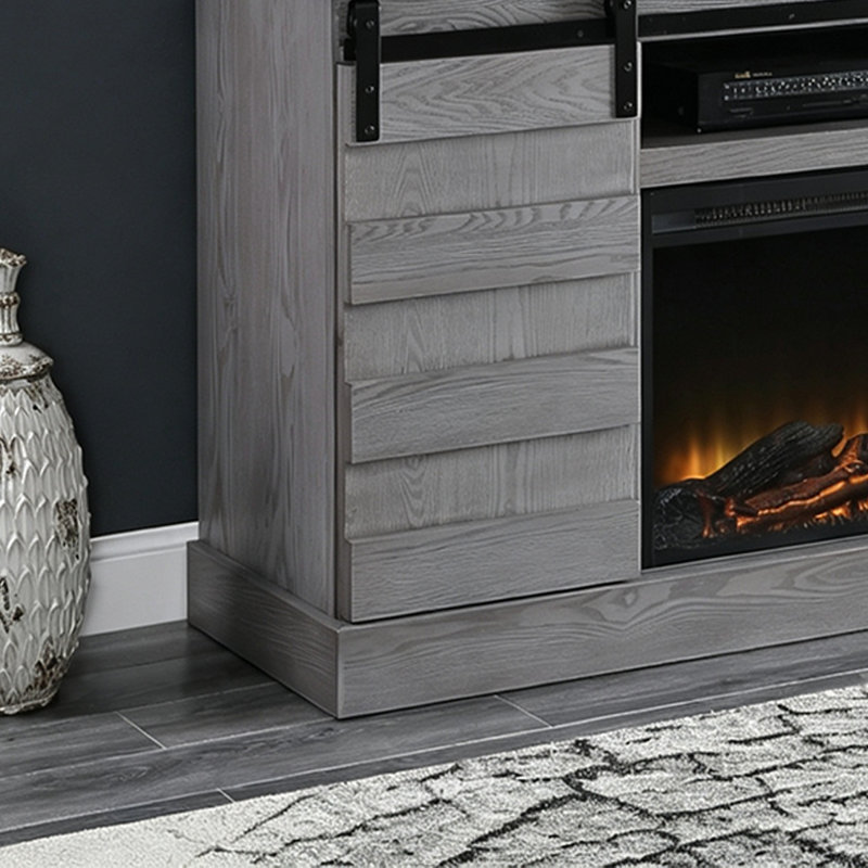 Meuble télé gris imitation bois avec portes coulissantes de style grange et foyer électrique intégrée.