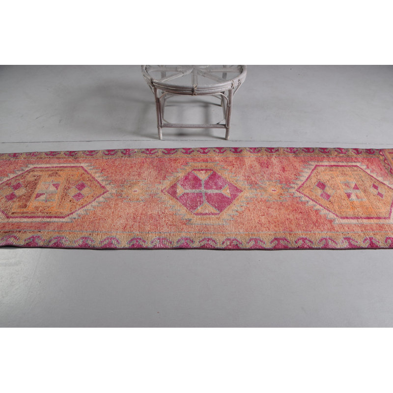 Tapis turc rétro vintage rose Herki pour le bureau et les espaces intérieurs avec un design antique