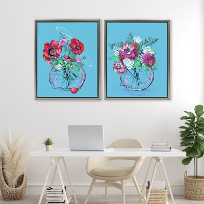 Ensemble de 2 vases à fleurs vives sur cadre flottant bleu, design par Susan Lugar